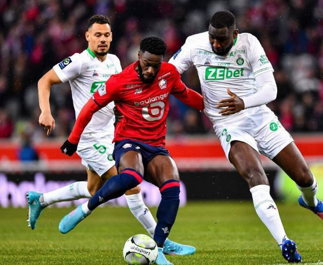 清晨里尔调整名单以备中超，内部沟通环节打磨，媒体盛赞，临场指挥获称赞